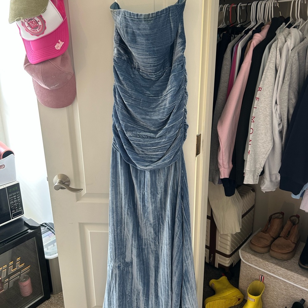 Elegant Blue Strapless Gown